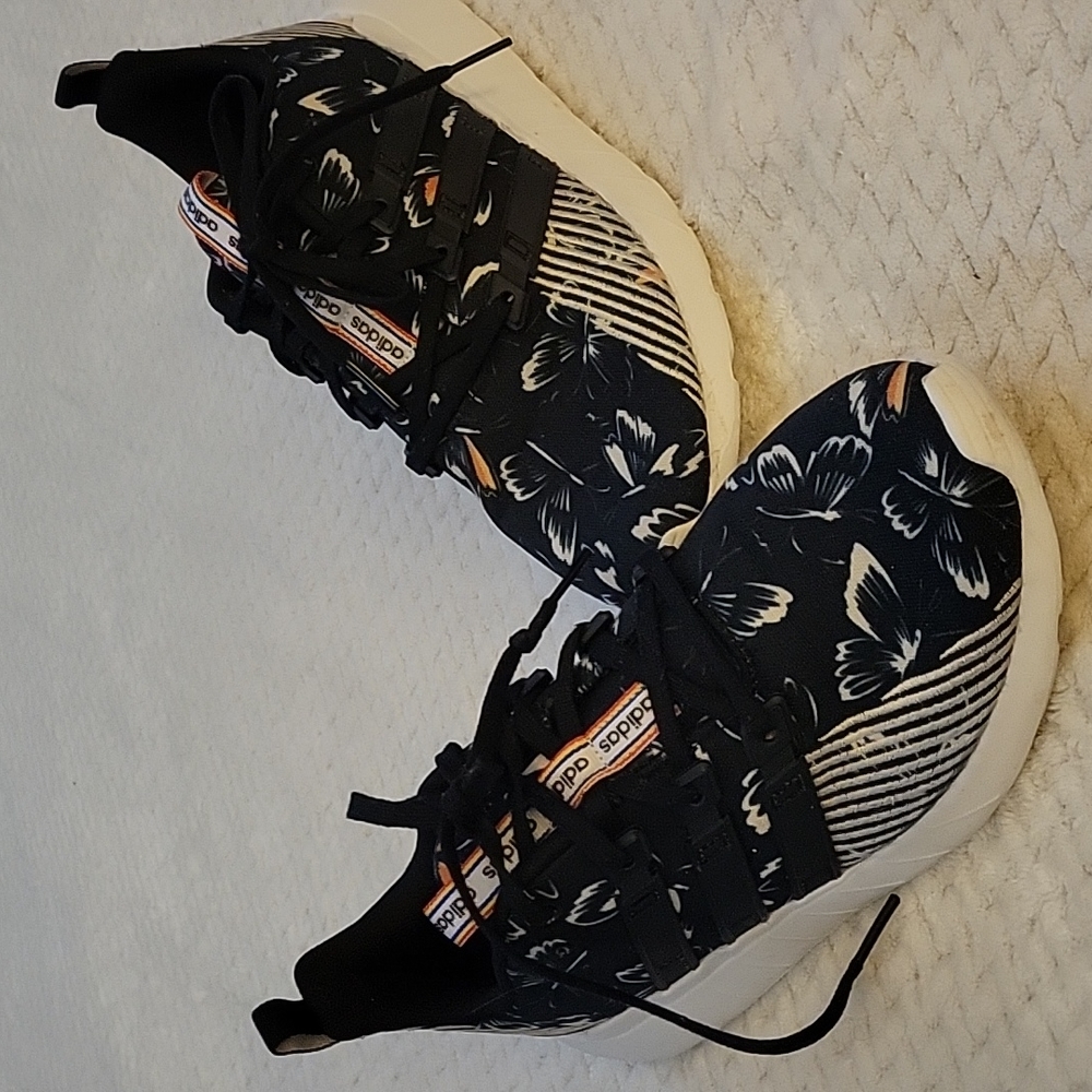 Athletic shoes